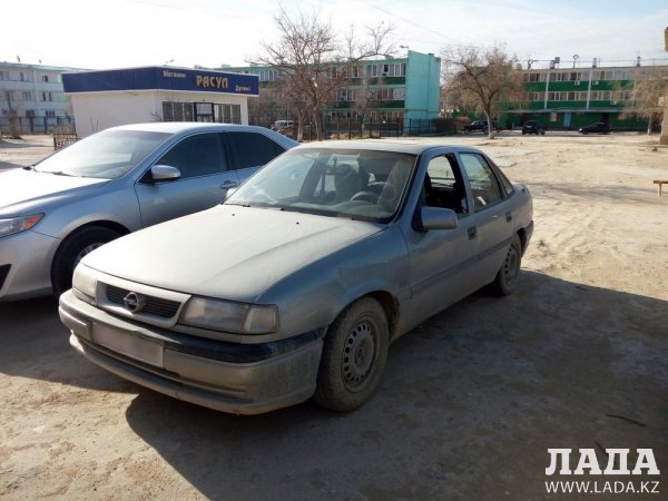 В Актау разбили стекла в двух автомобилях