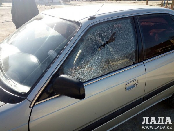 В Актау разбили стекла в двух автомобилях
