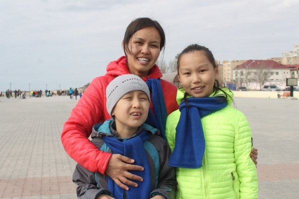 Более сотни синих шаров поднялись в небо во время флешмоба в Актау