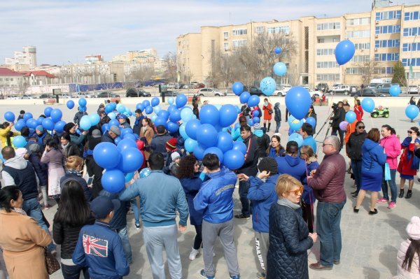 Более сотни синих шаров поднялись в небо во время флешмоба в Актау
