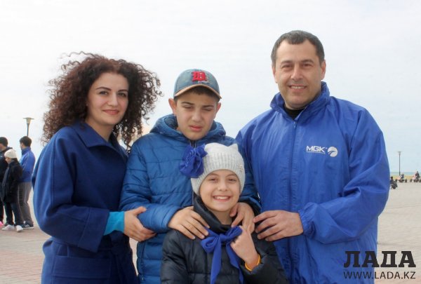 Более сотни синих шаров поднялись в небо во время флешмоба в Актау