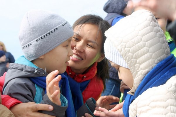 Более сотни синих шаров поднялись в небо во время флешмоба в Актау