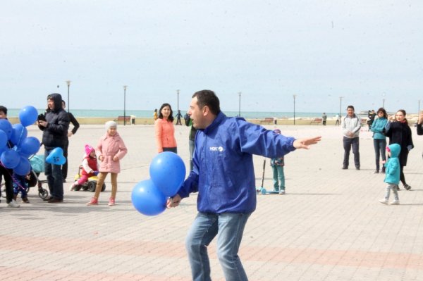 Более сотни синих шаров поднялись в небо во время флешмоба в Актау