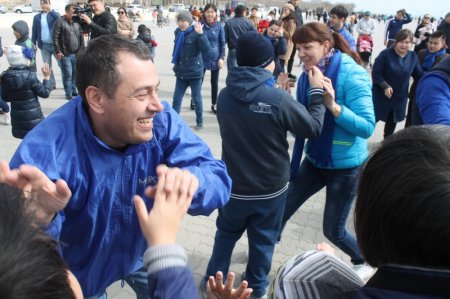 Более сотни синих шаров поднялись в небо во время флешмоба в Актау