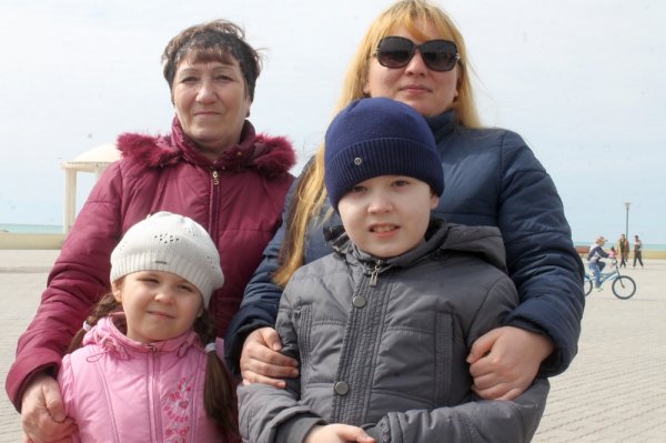 Более сотни синих шаров поднялись в небо во время флешмоба в Актау