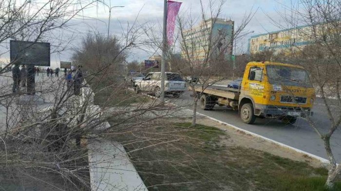 Сбившему деревья на набережной 14 микрорайона водителю Range Rover грозит штраф или лишение прав