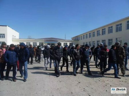 Рыбный бунт: люди в масках отбили УАЗ у полиции в Атырауской области