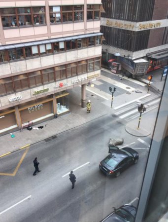 Грузовик врезался в толпу в Стокгольме: Три человека погибли
