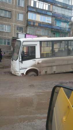 Асфальт провалился под автобусом в Караганде