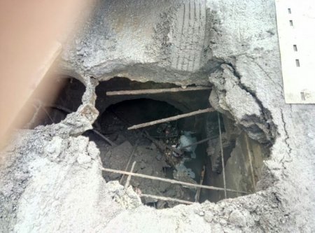 Асфальт провалился под автобусом в Караганде