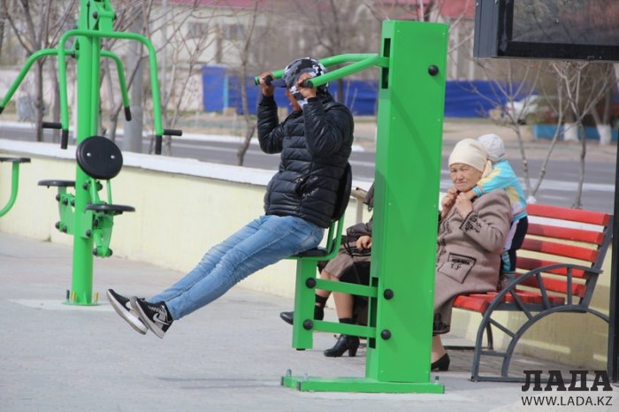 Канат Жумабаев: Уличные тренажеры на набережной 15 микрорайона Актау круглосуточно доступны всем желающим