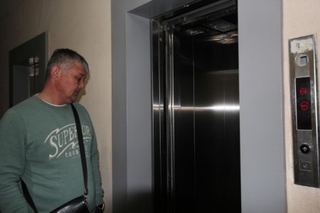 "Нас всех спас ребенок". Рассказ человека из сорвавшегося лифта в Астане