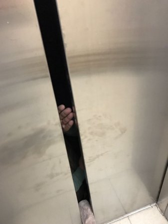 "Нас всех спас ребенок". Рассказ человека из сорвавшегося лифта в Астане