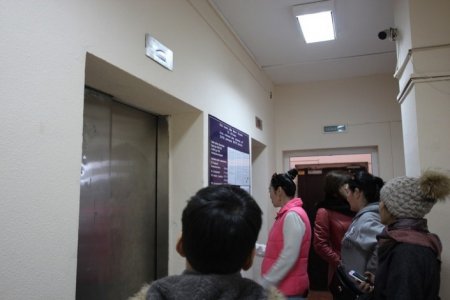 "Нас всех спас ребенок". Рассказ человека из сорвавшегося лифта в Астане