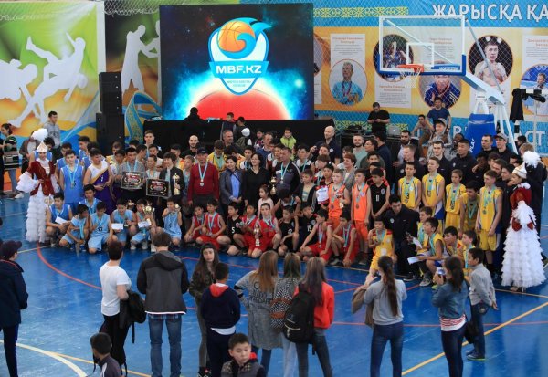 В Актау наградили победителей и призеров Школьной баскетбольной лиги