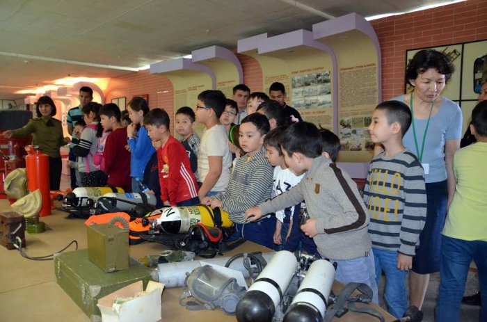 О последствиях игр с огнем рассказали школьникам в службе пожаротушения Актау