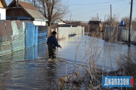 Чиновники жителям затопленных по пояс домов в Актобе: Жить можно