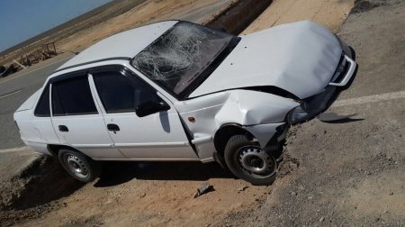 На закрытом участке трассы Актау-Бейнеу автомобиль попал в разрыв дорожного полотна