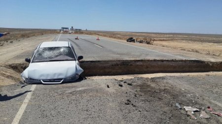 На закрытом участке трассы Актау-Бейнеу автомобиль попал в разрыв дорожного полотна