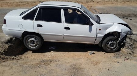 На закрытом участке трассы Актау-Бейнеу автомобиль попал в разрыв дорожного полотна