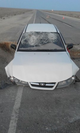 На закрытом участке трассы Актау-Бейнеу автомобиль попал в разрыв дорожного полотна