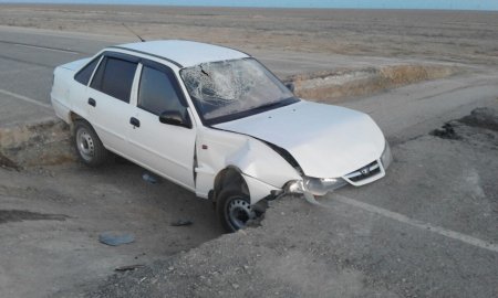 На закрытом участке трассы Актау-Бейнеу автомобиль попал в разрыв дорожного полотна