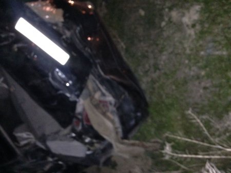 На набережной со спуска упал автомобиль