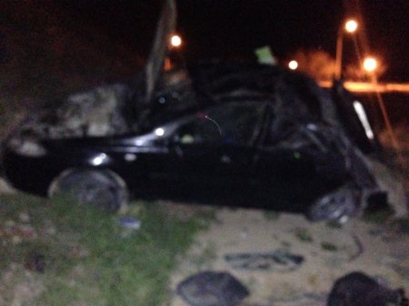 На набережной со спуска упал автомобиль