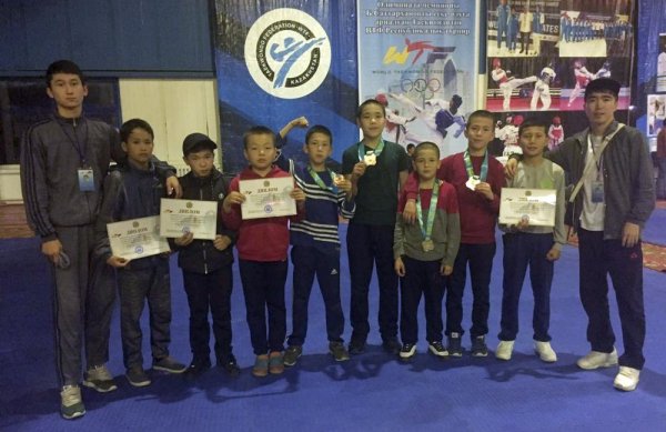 Жанаозенские таеквондисты вернулись из Туркестана с четырьмя медалями