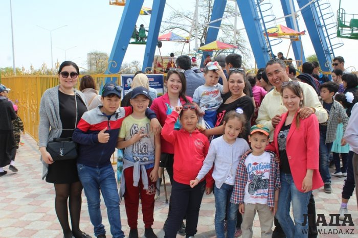 Жители Актау смогли прокатиться на колесе обозрения в парке «Акбота»