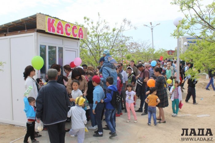 Жители Актау смогли прокатиться на колесе обозрения в парке «Акбота»