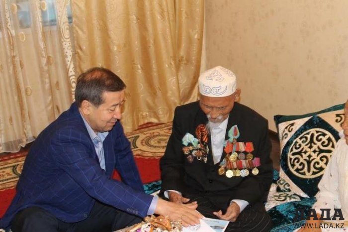 Воспитывающего 49 внуков ветерана поздравил прокурор Мангистауской области