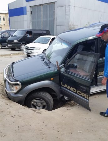 Внедорожник провалился под асфальт в центре Костаная