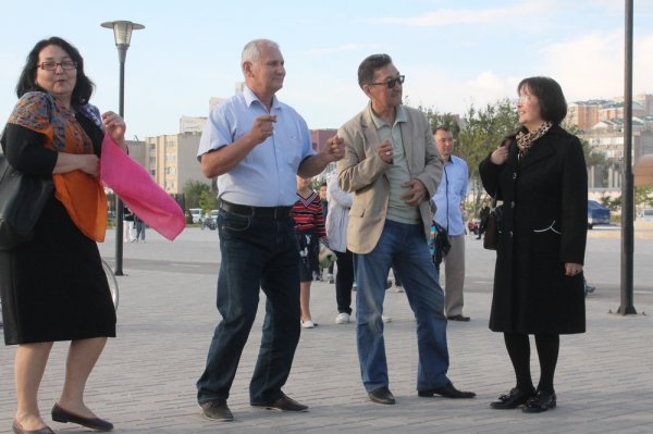 Концерт духового оркестра прошел в канун Дня Победы на набережной 15 микрорайона Актау