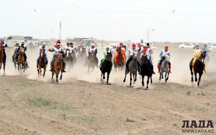 Подросток из Мангистау выиграл автомобиль на аламан-байге в Атырауской области