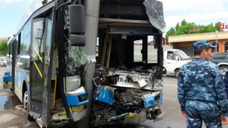 Жуткое ДТП с автобусом и "Гелендваген" в Алматы: пострадали 15 человек