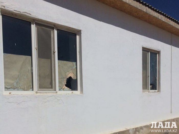 В селе Жетыбай обстреляли жилой дом