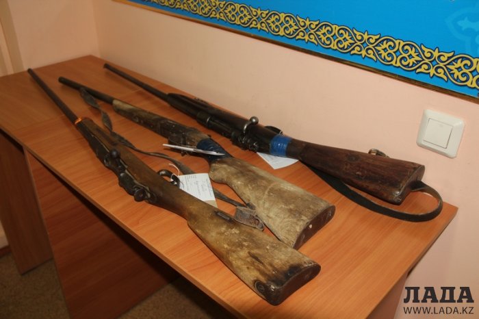 За месяц жители Мангистау сдали в полицию 80 единиц огнестрельного оружия