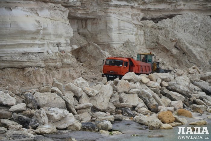 В администрации отеля Caspian Riviera рассказали о проводимых на скалах в 4А микрорайоне Актау работах