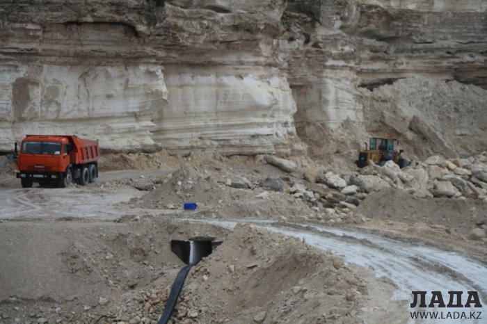 В администрации отеля Caspian Riviera рассказали о проводимых на скалах в 4А микрорайоне Актау работах