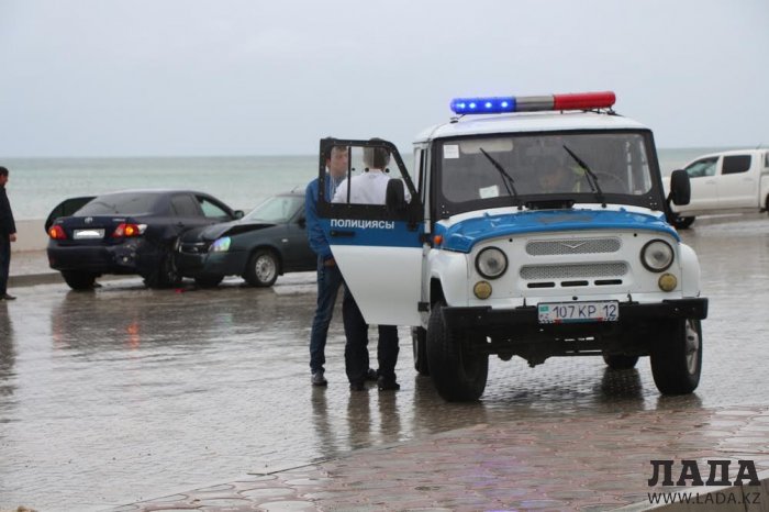 В Актау автомобиль врезался в автобусную остановку