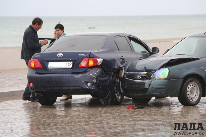 В Актау автомобиль врезался в автобусную остановку