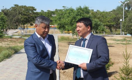 Предприниматель Актау подарил городу тысячу елей