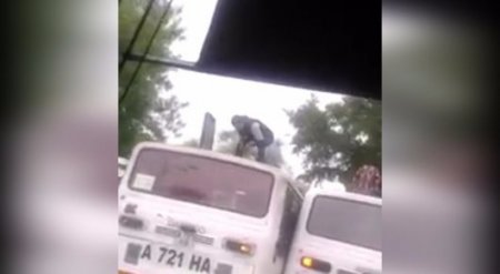 В Алматы пассажиров высаживали через люк на крыше автобуса