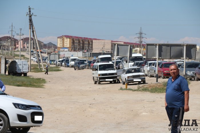 Водители Актау пожаловались на многочасовые очереди за газом