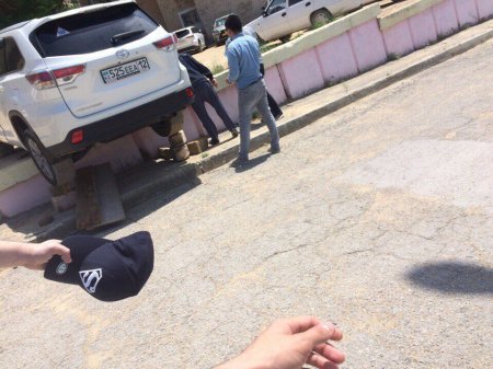 Оригинально припарковался. ФОТО