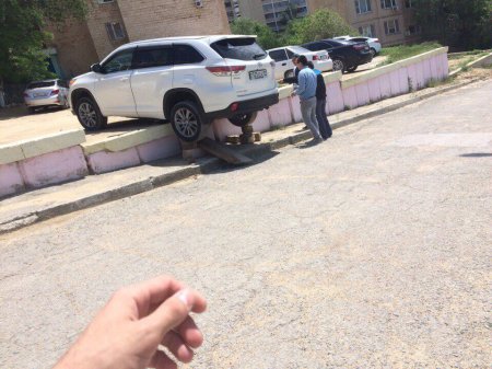 Оригинально припарковался. ФОТО