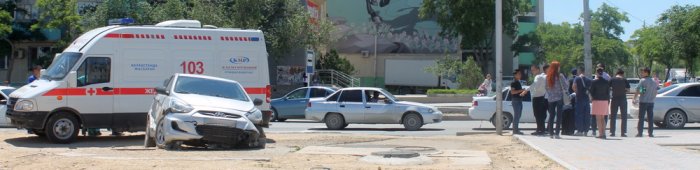 В центре Актау автомобиль Hyundai Accent вынесло на тротуар в результате ДТП