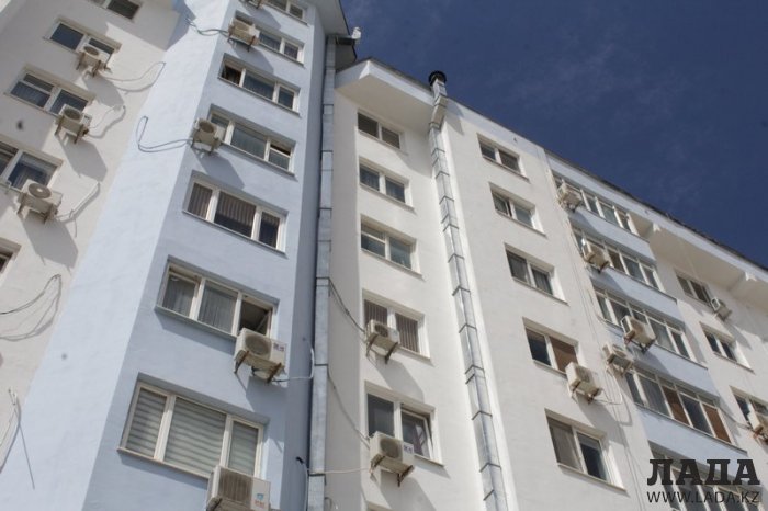 Жители 58 дома 11 микрорайона Актау пожаловались на администрацию расположенного на первом этаже кафе