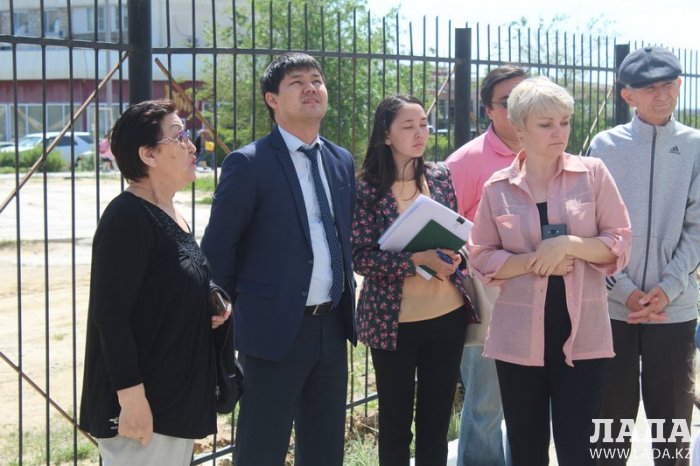 Жители 58 дома 11 микрорайона Актау пожаловались на администрацию расположенного на первом этаже кафе